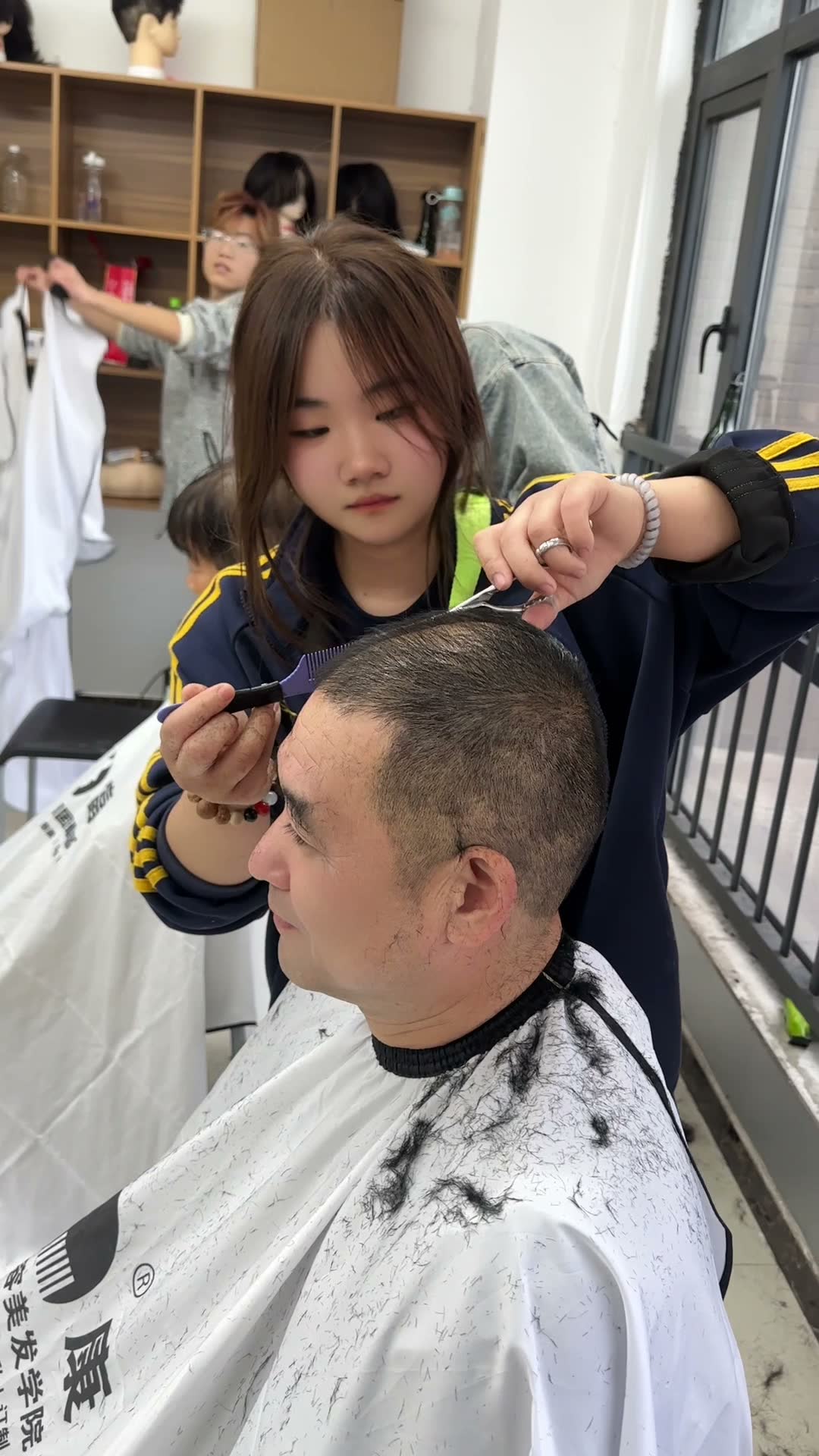 学员真人剪发操作