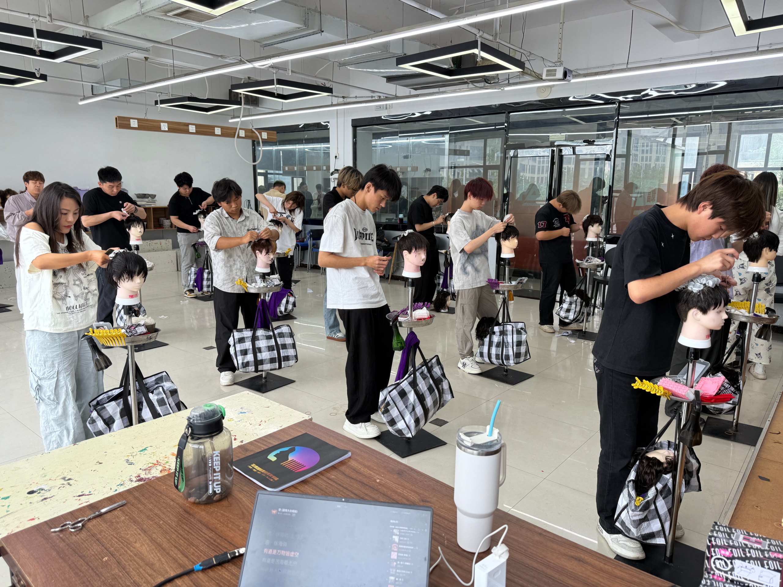 零基础学美发靠谱吗？郑州学美发应该选择学校还是去发廊当学徒？