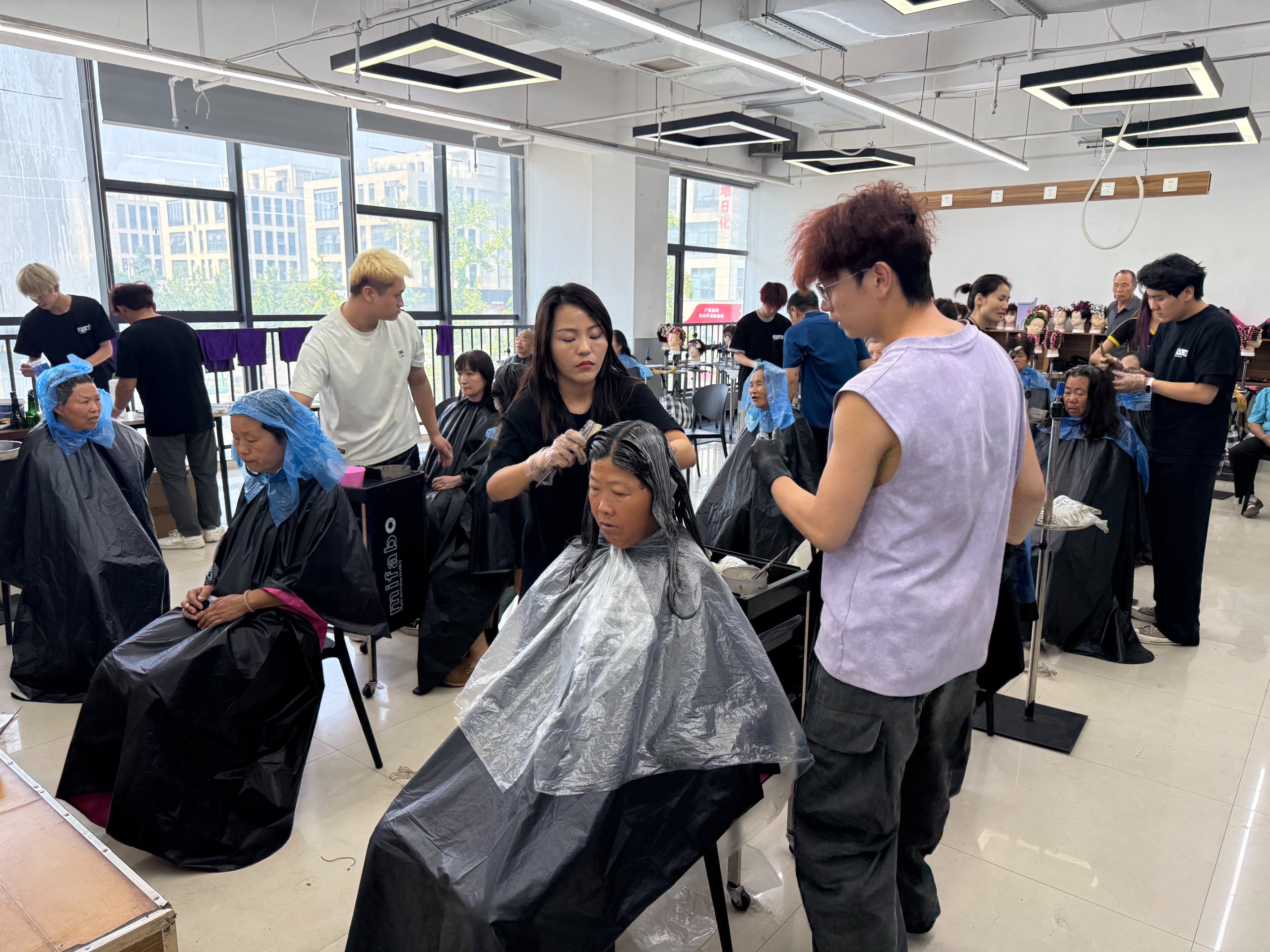 富康学员真人染发实操现场