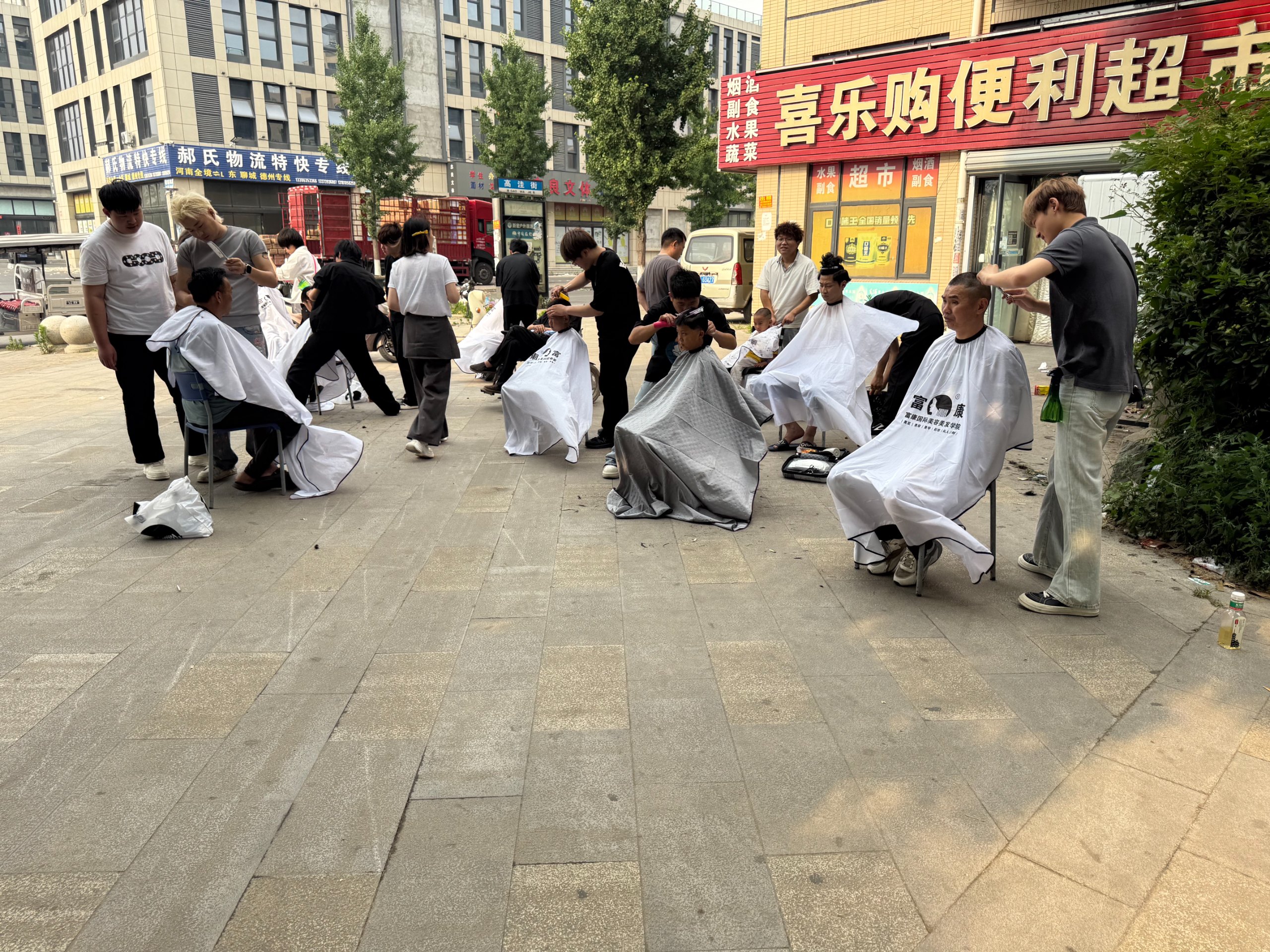 发型师成长需要经历哪些阶段？从助理到独立设计师路线