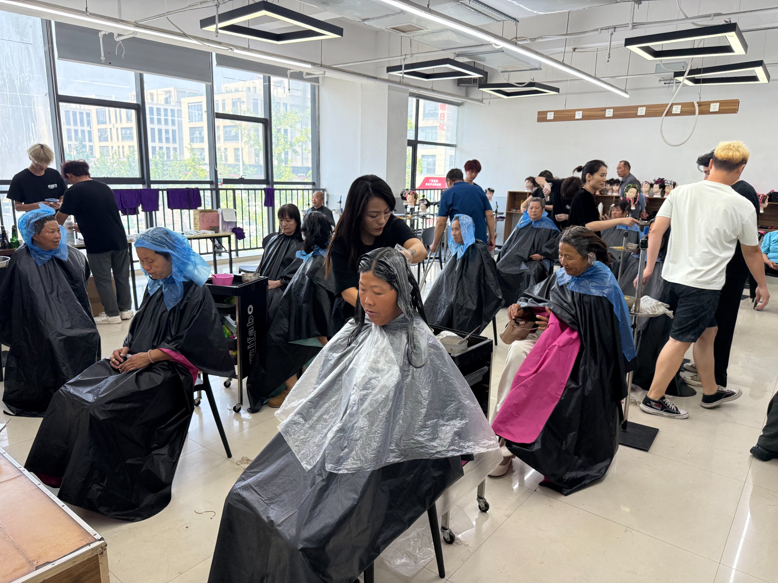 富康零基础女学员第四天真人染发实操
