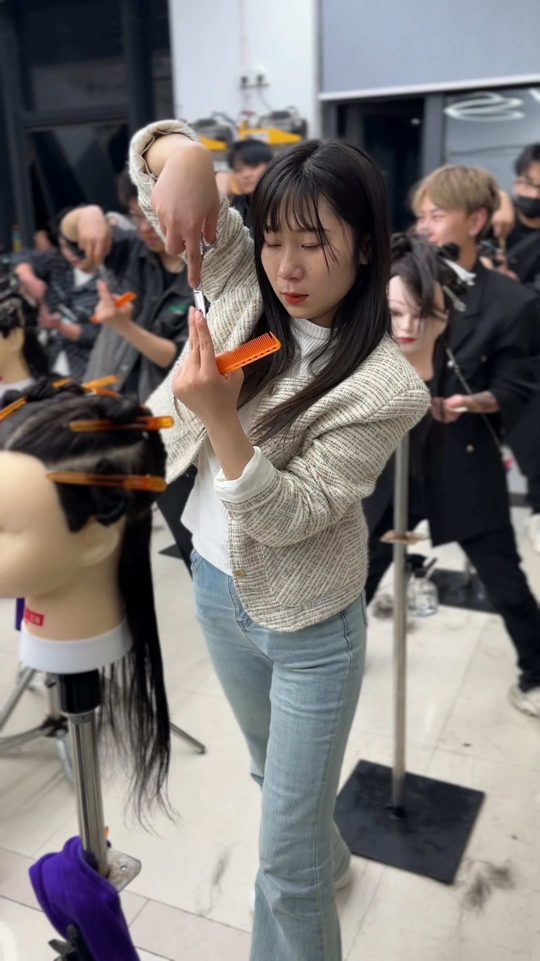 富康美发学校刚学理发先从剪发基本功开始练