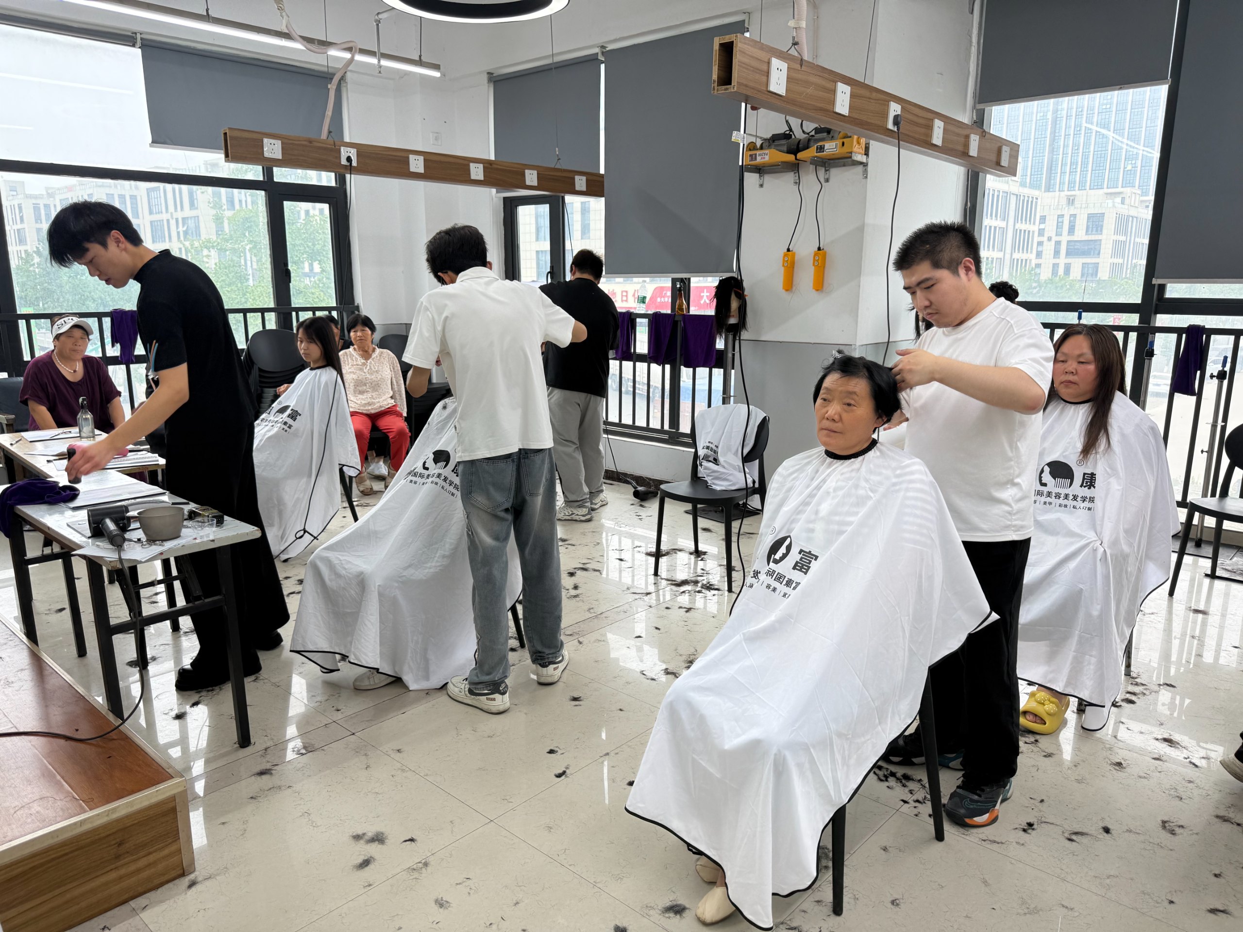 为什么发型师剪完头发左右不一样?问题可能出在剪裁习惯上