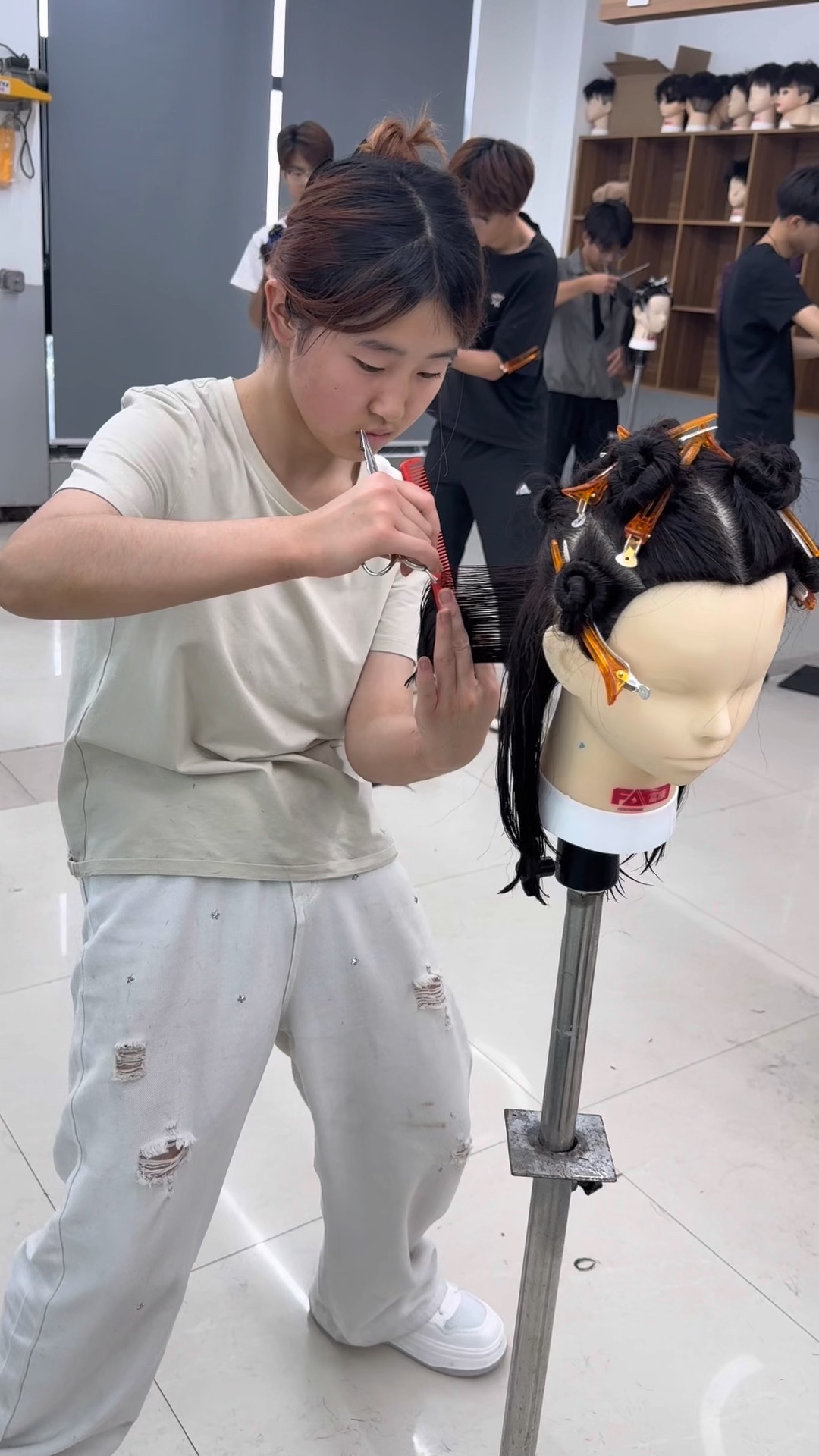 郑州富康美发学校学员剪发真人实操记录1