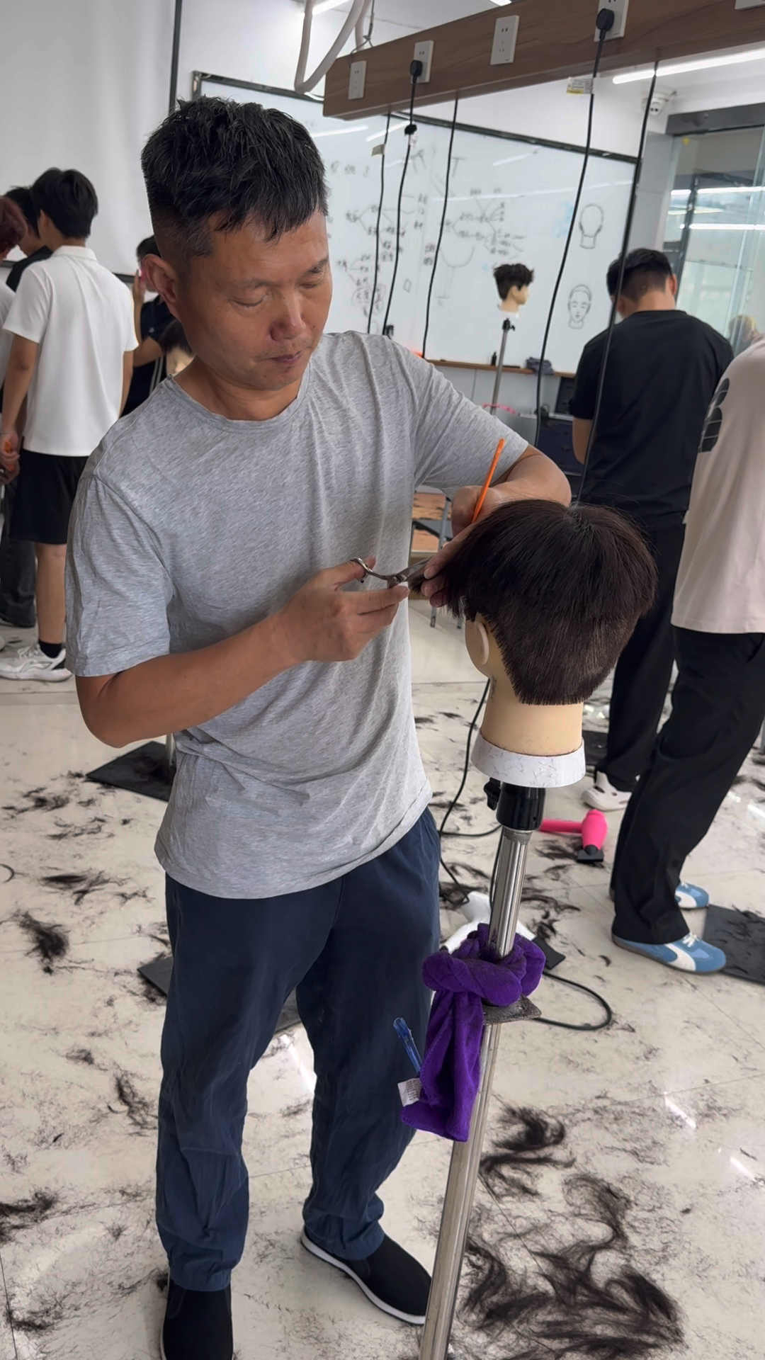 郑州富康美发学校学员剪发真人实操记录2