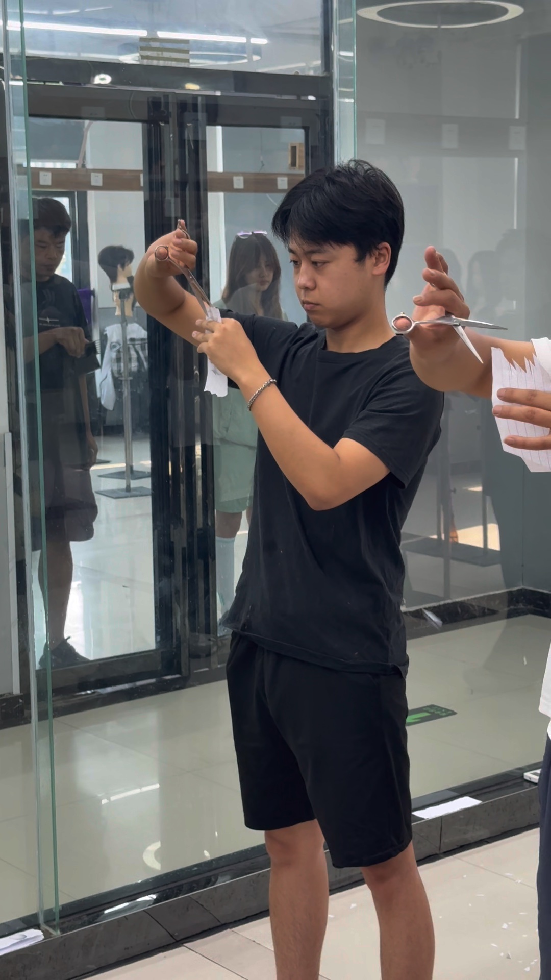 郑州富康美发学校学员剪发真人实操记录1 郑州富康美发学校学员剪发真人实操记录1