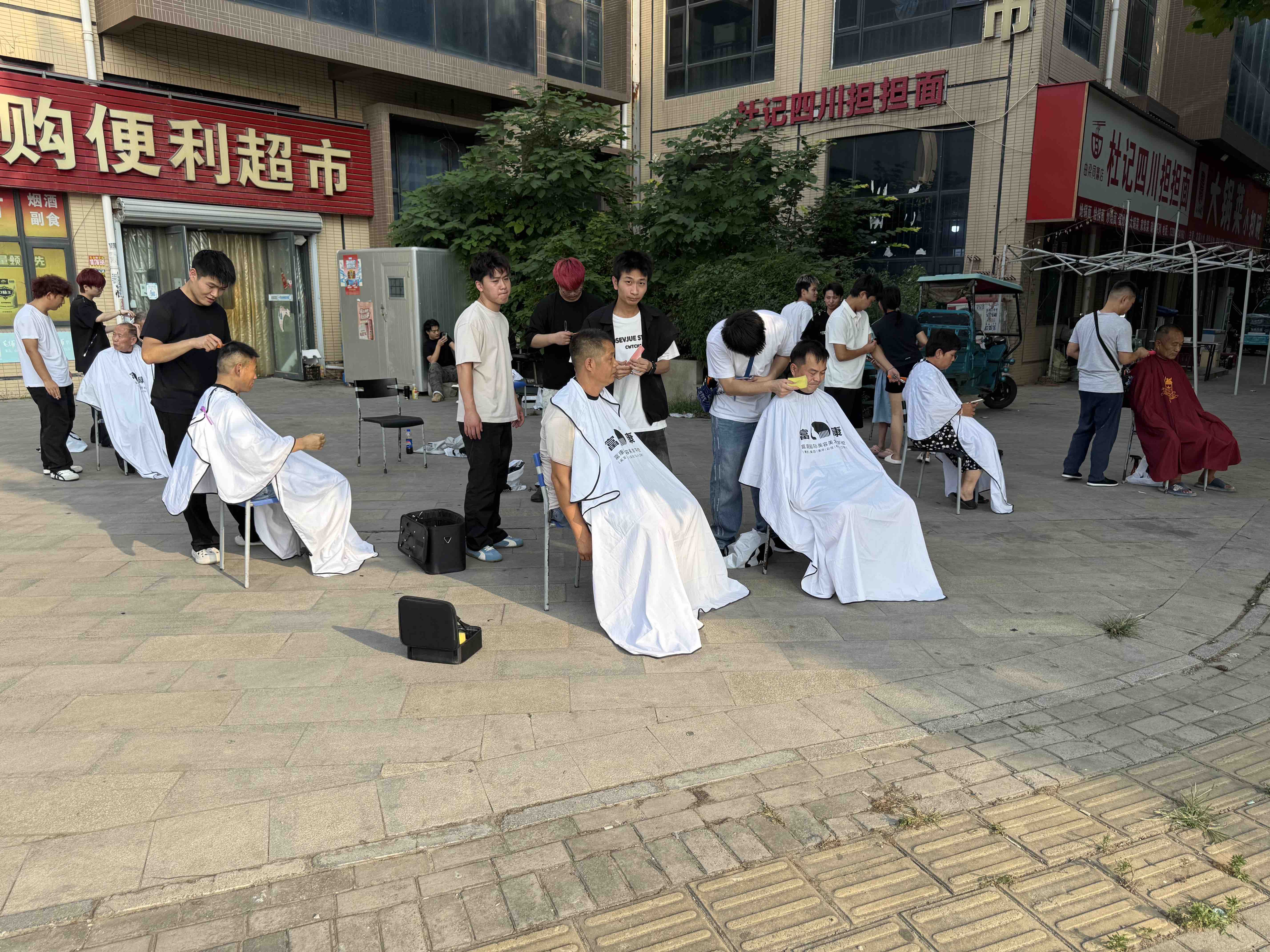 郑州富康美发学校学员剪发真人实操现场
