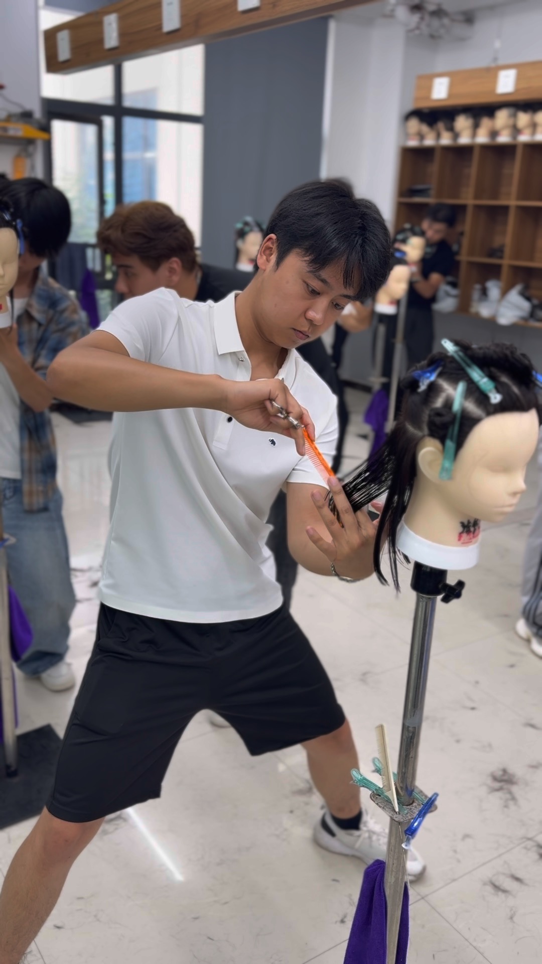 郑州富康美发学校学员剪发真人实操记录2 郑州富康美发学校学员剪发真人实操记录2