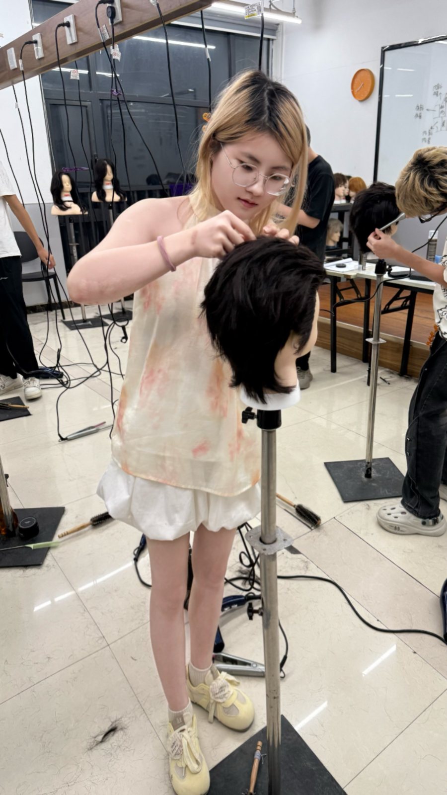 郑州富康美发学校学员烫染真人实操记录2 郑州富康美发学校学员烫染真人实操记录2