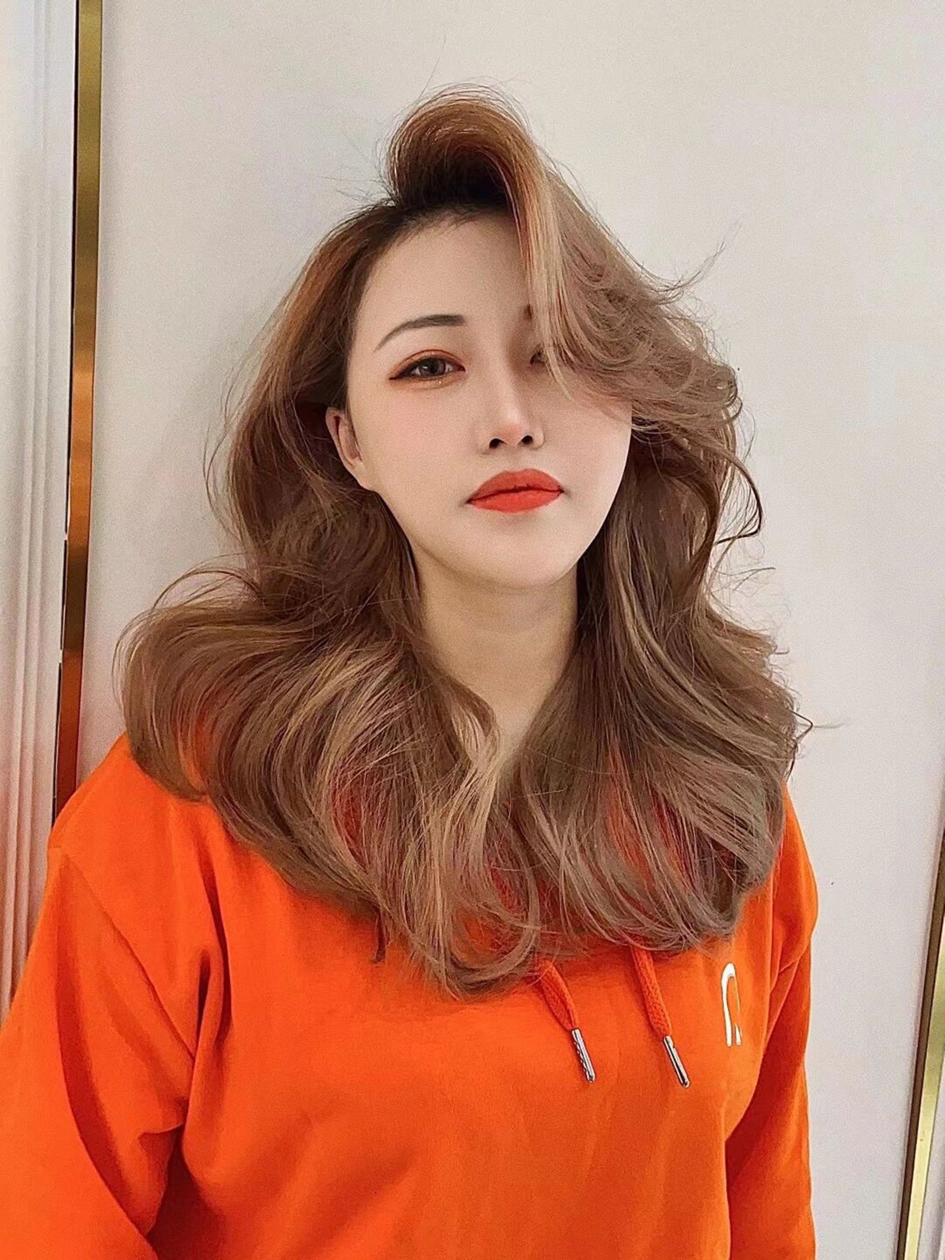为什么剪完头发没有层次感?问题可能出在剪裁角度和结构控制