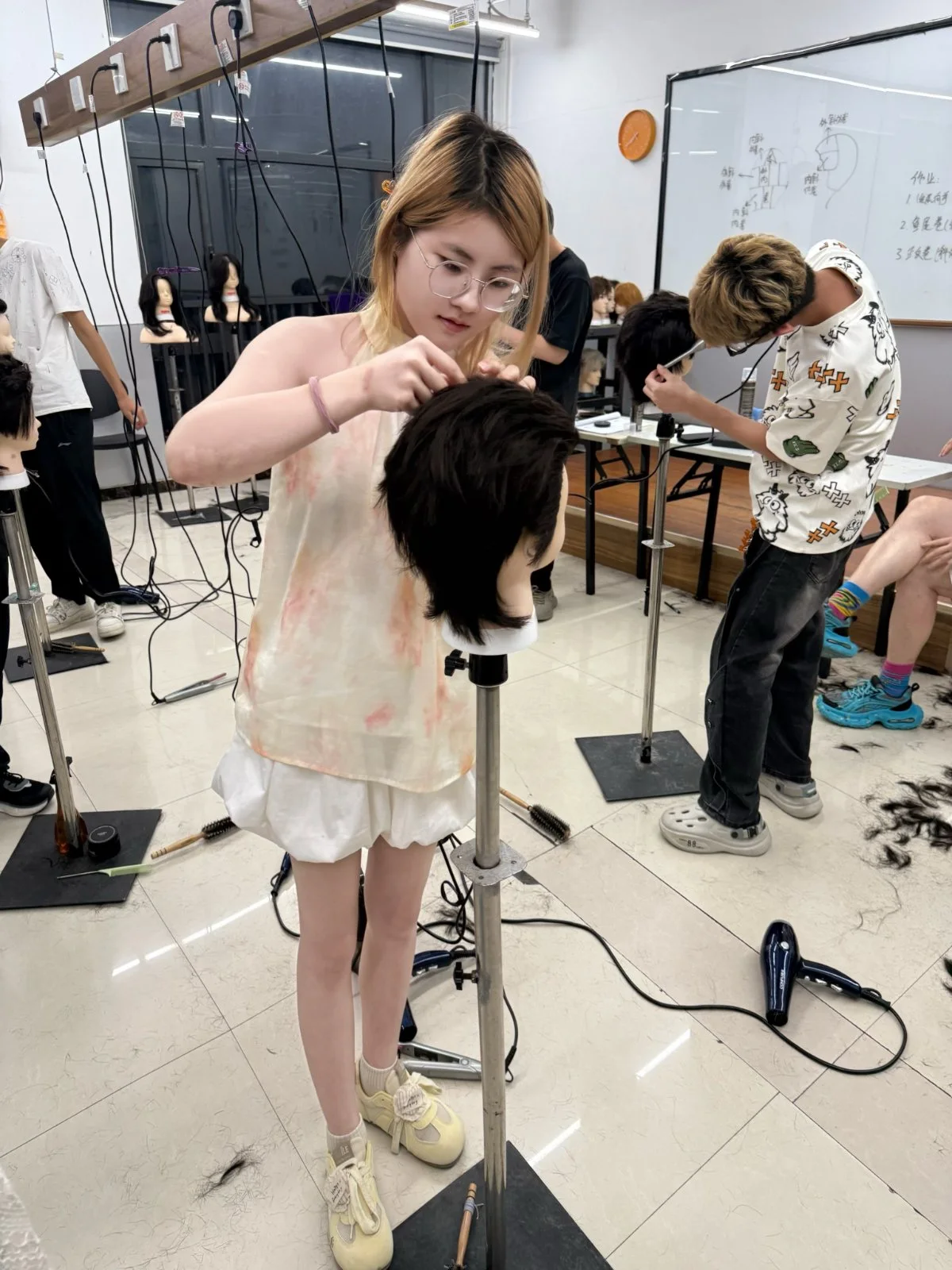 郑州富康美发学校学员剪发真人实操记录3