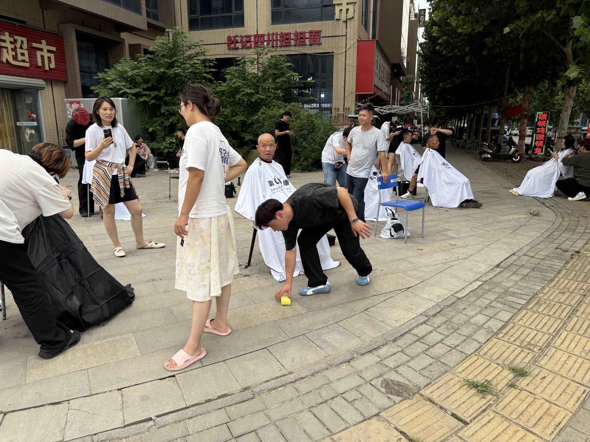 郑州富康美发学校真人剪发实操现场