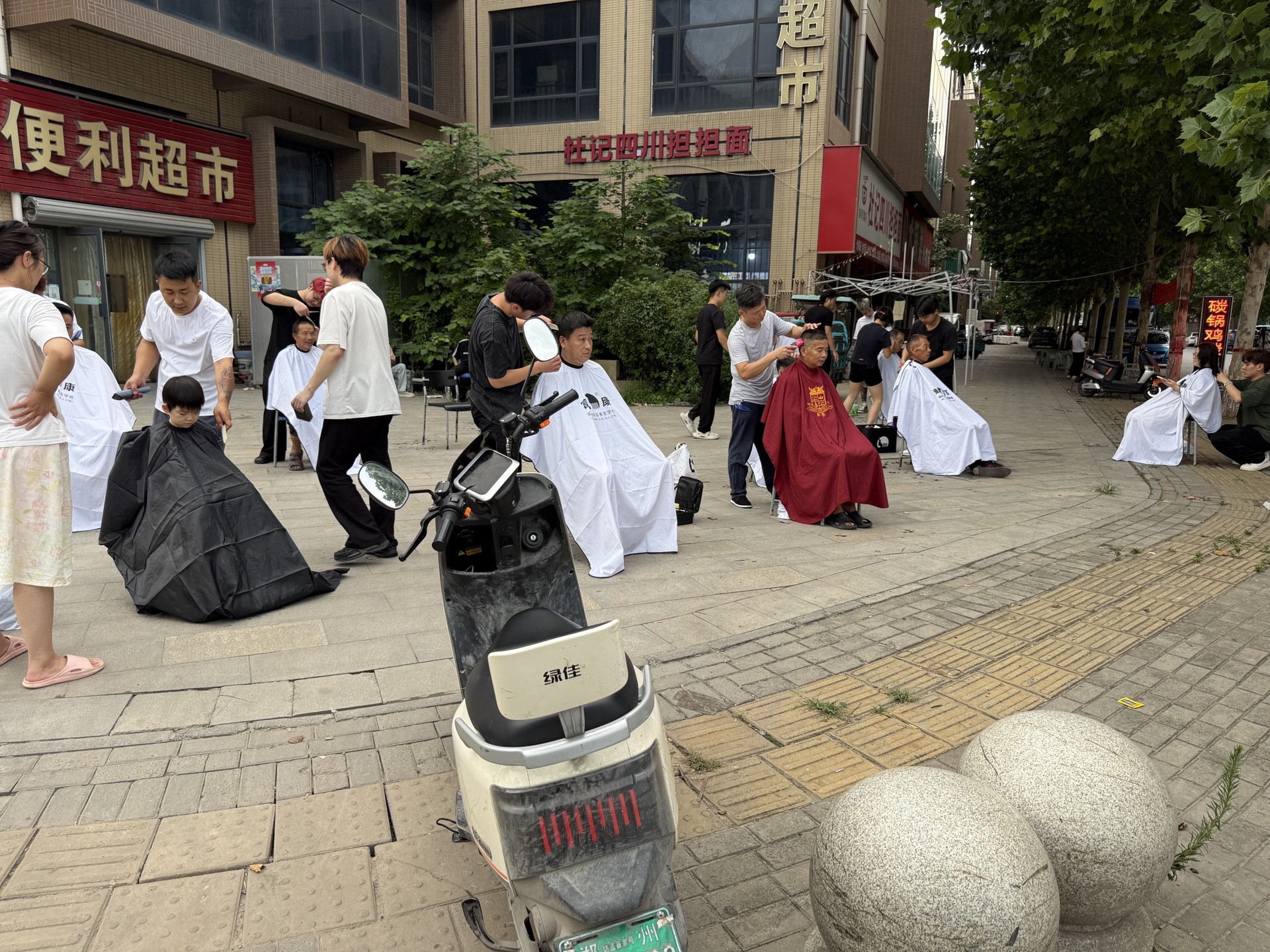 郑州富康美发学校真人剪发实操现场