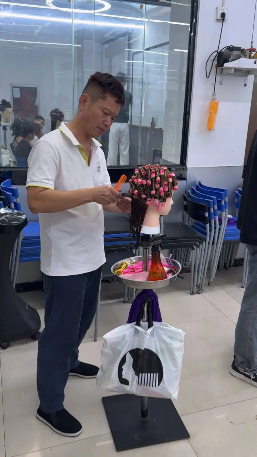 学员大哥练习砌砖烫 学员大哥练习砌砖烫