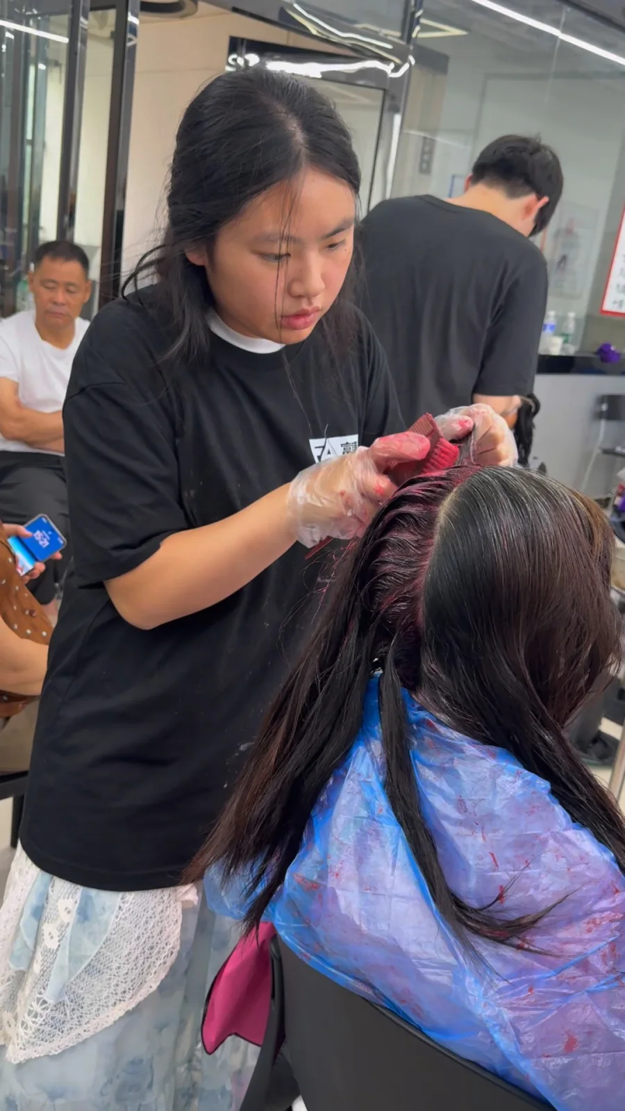 美发女生真人染发实操现场