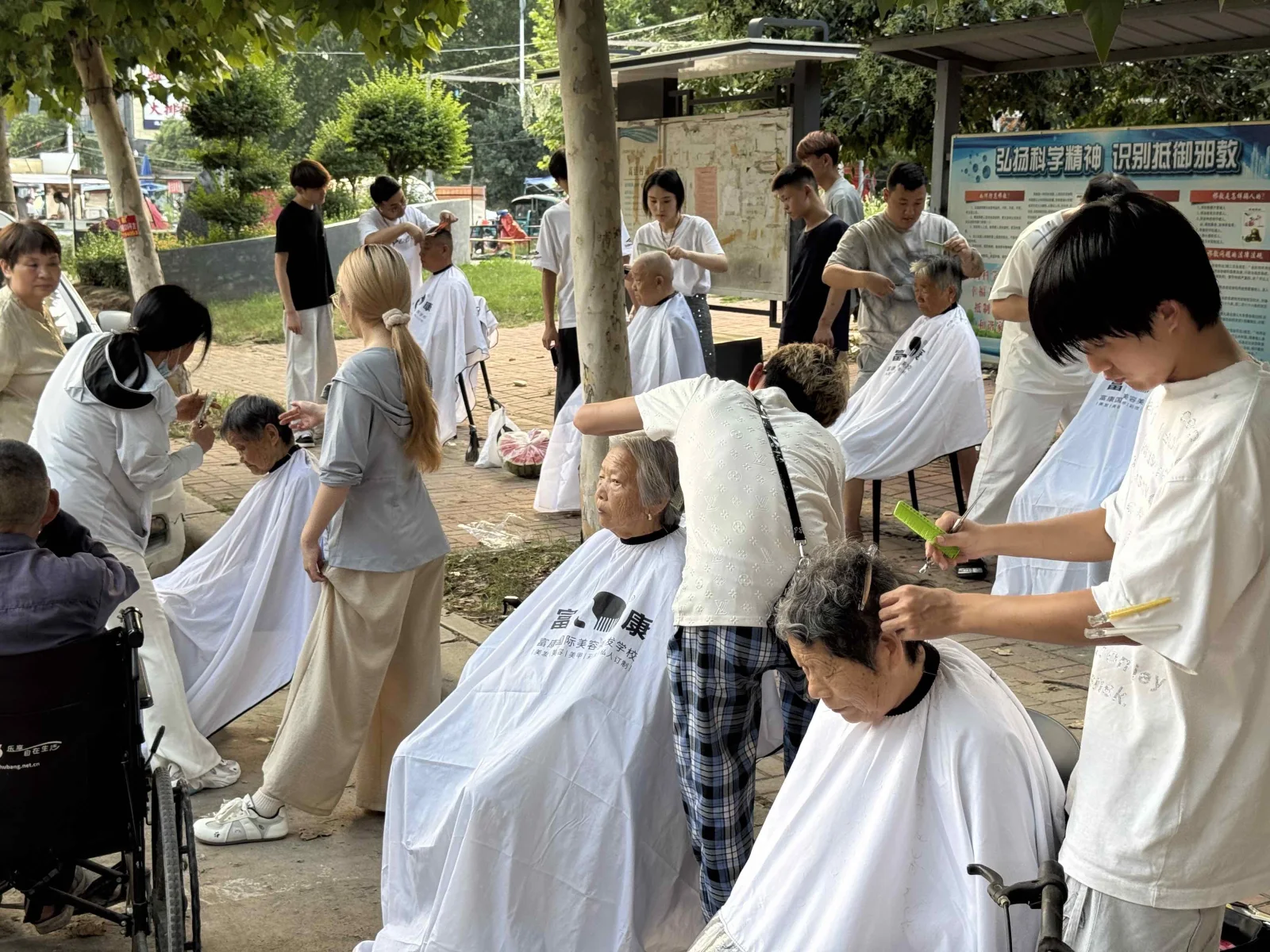 富康美发学员真实人操剪发现场