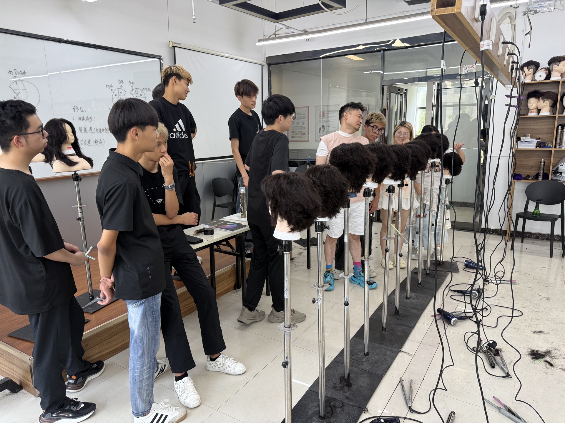 李翔老师讲女发裁剪，重量到底应该留在哪里课堂图片
