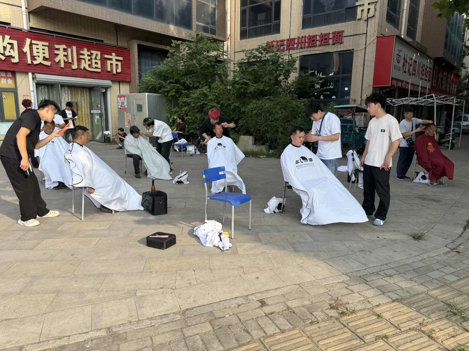 真人剪发实践现场 真人剪发实践现场