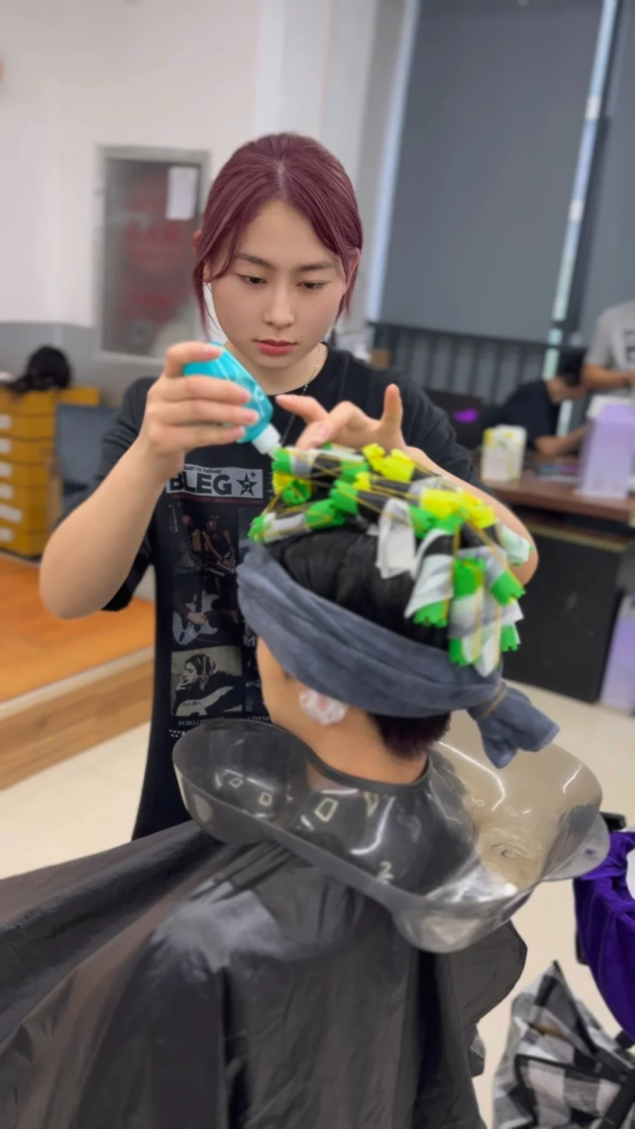富康学校真人烫发现场