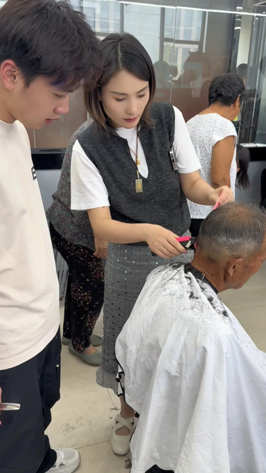 富康学校真人剪发现场