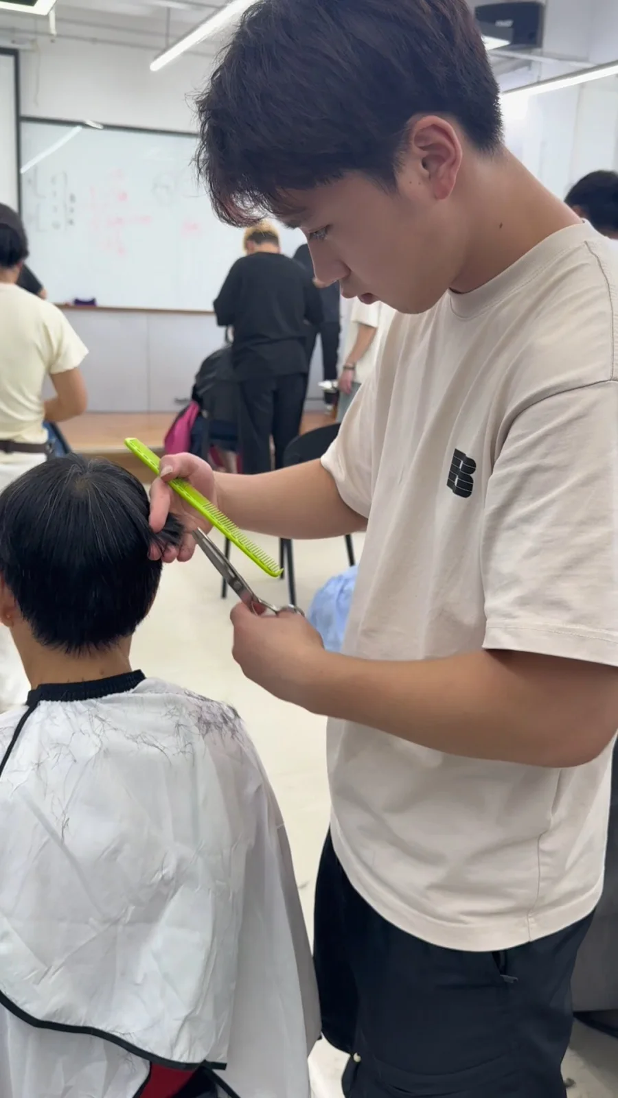 富康学校真人剪发教学