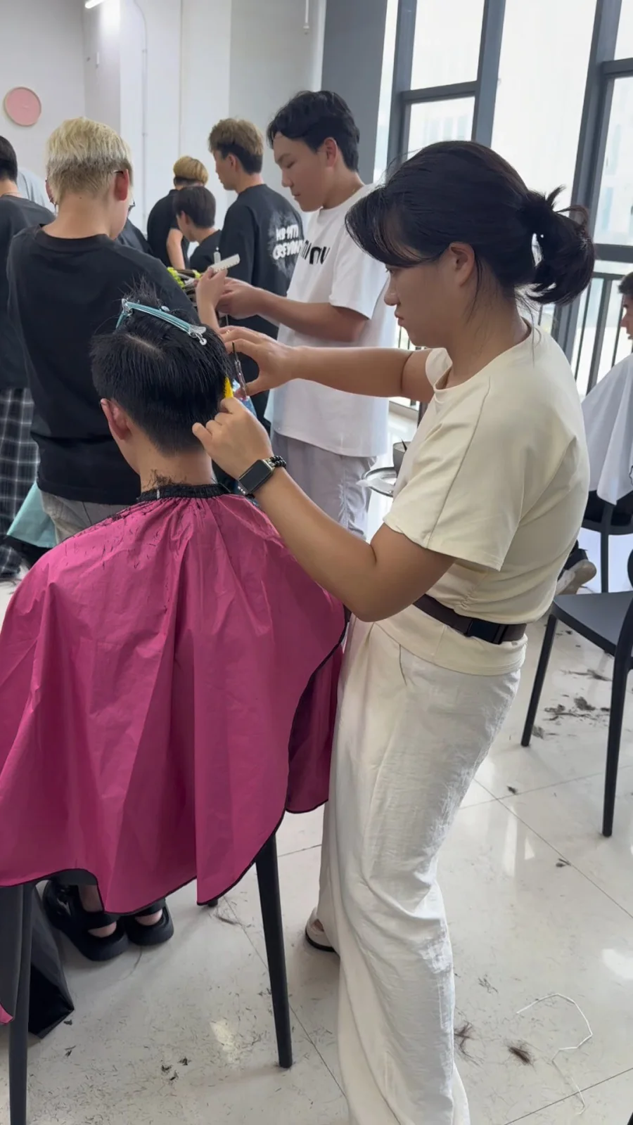 富康学校学员理发现场