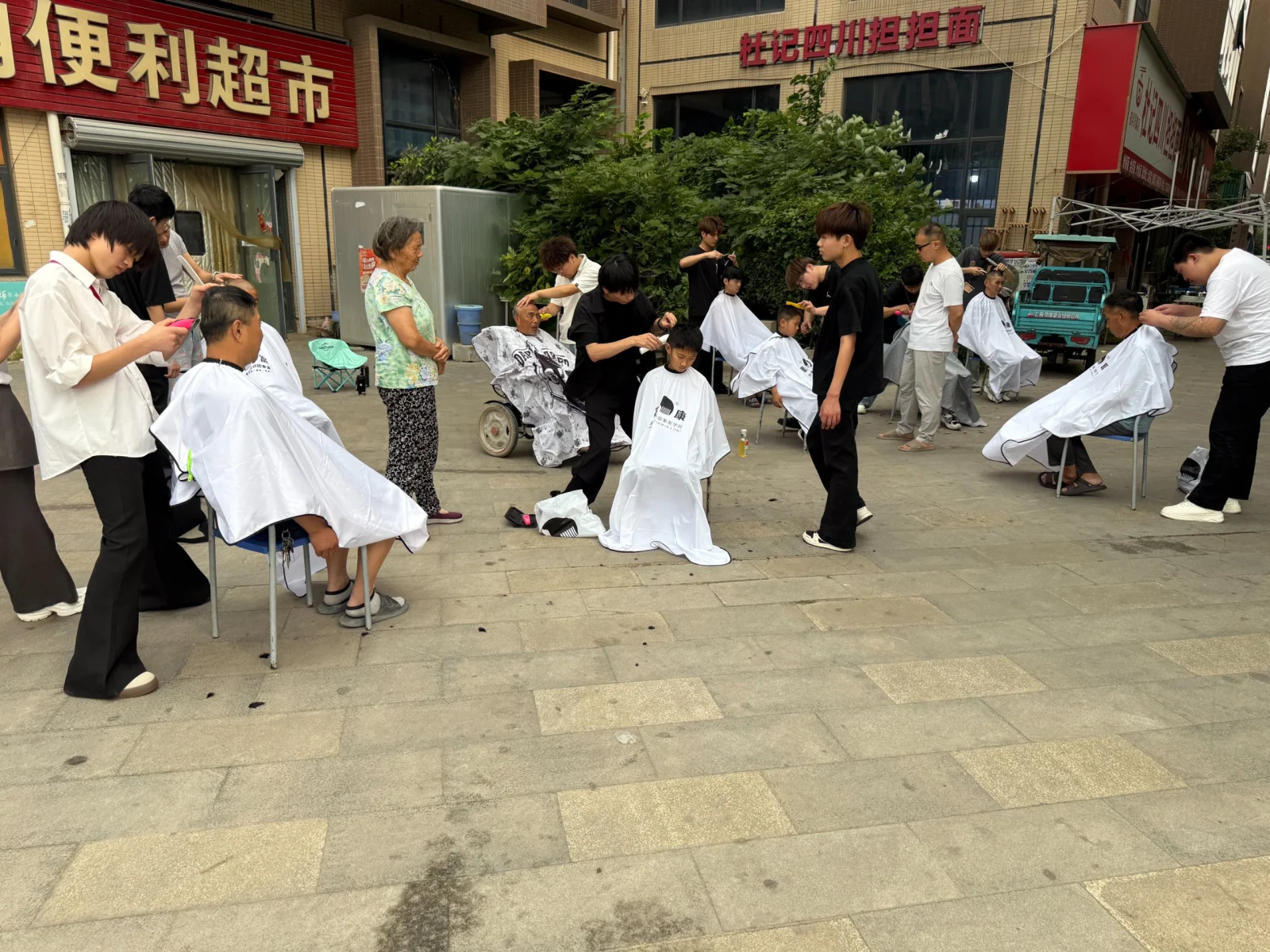 富康学校真人剪发现场