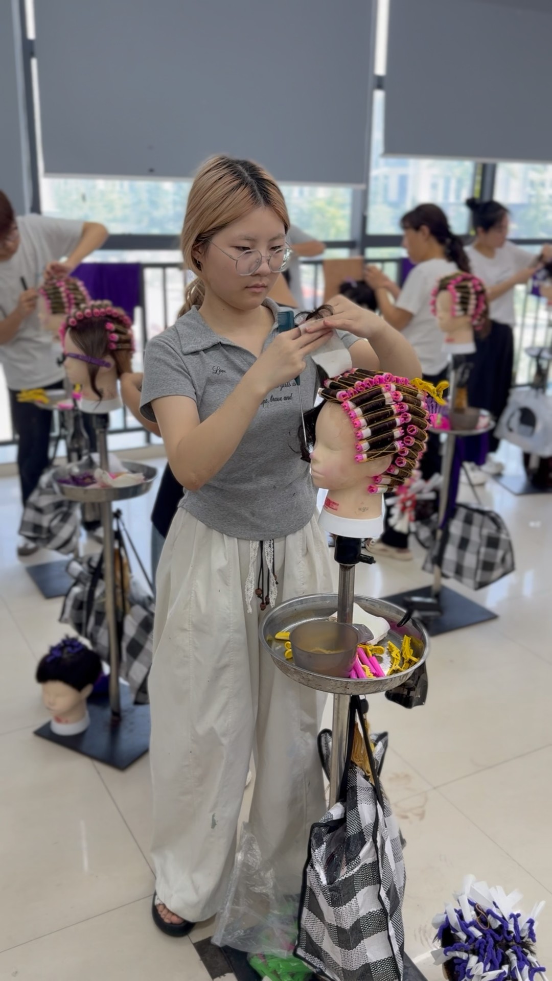 16岁女生学烫发标准杠