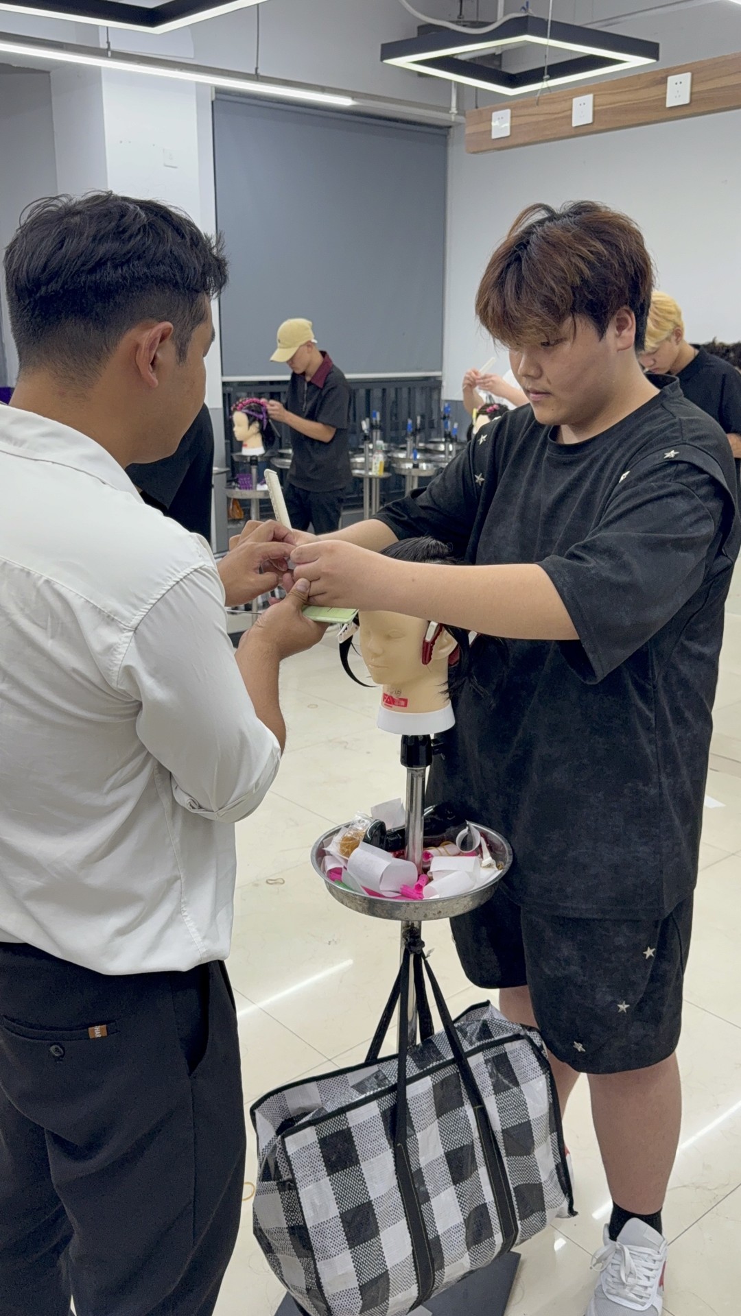 老师手把手指导学员卷标准杠