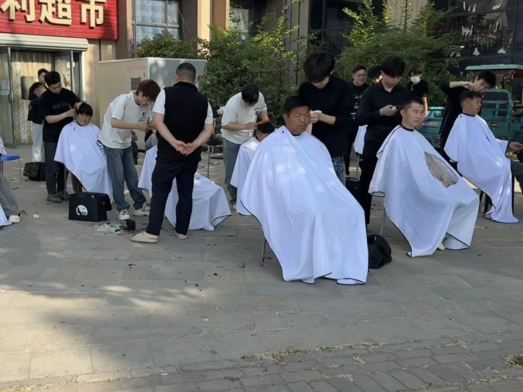 学员真人剪发实操现场
