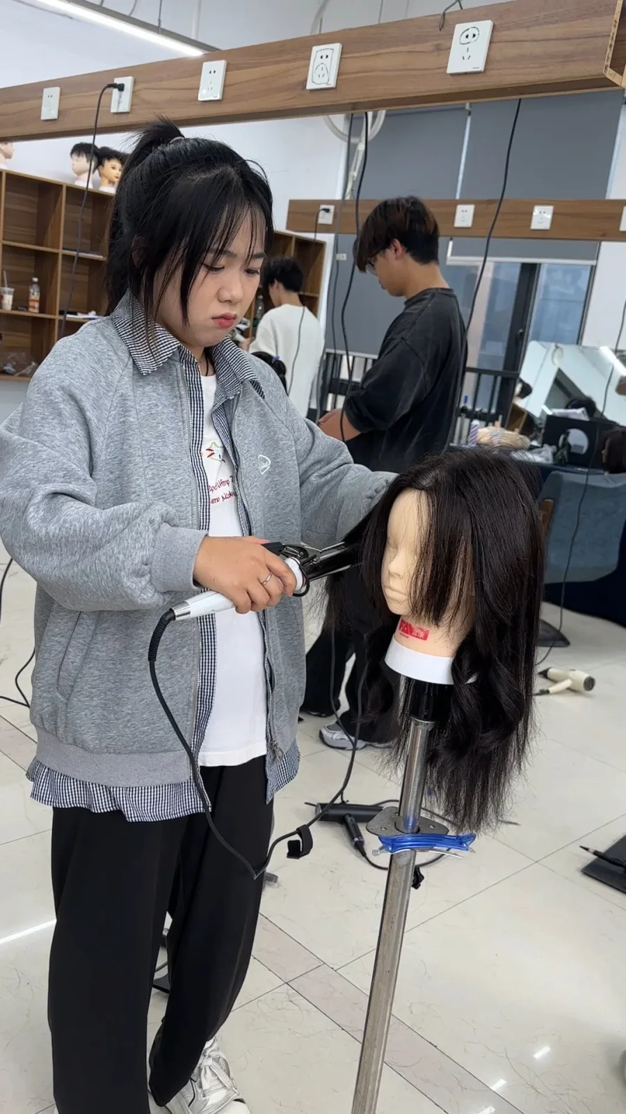 学员开始做造型