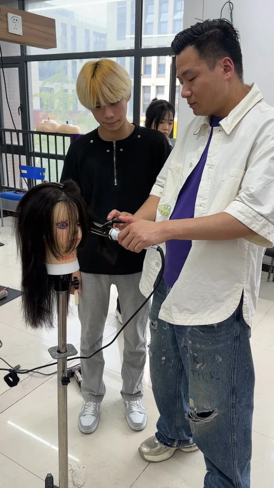 老师指导学员做造型