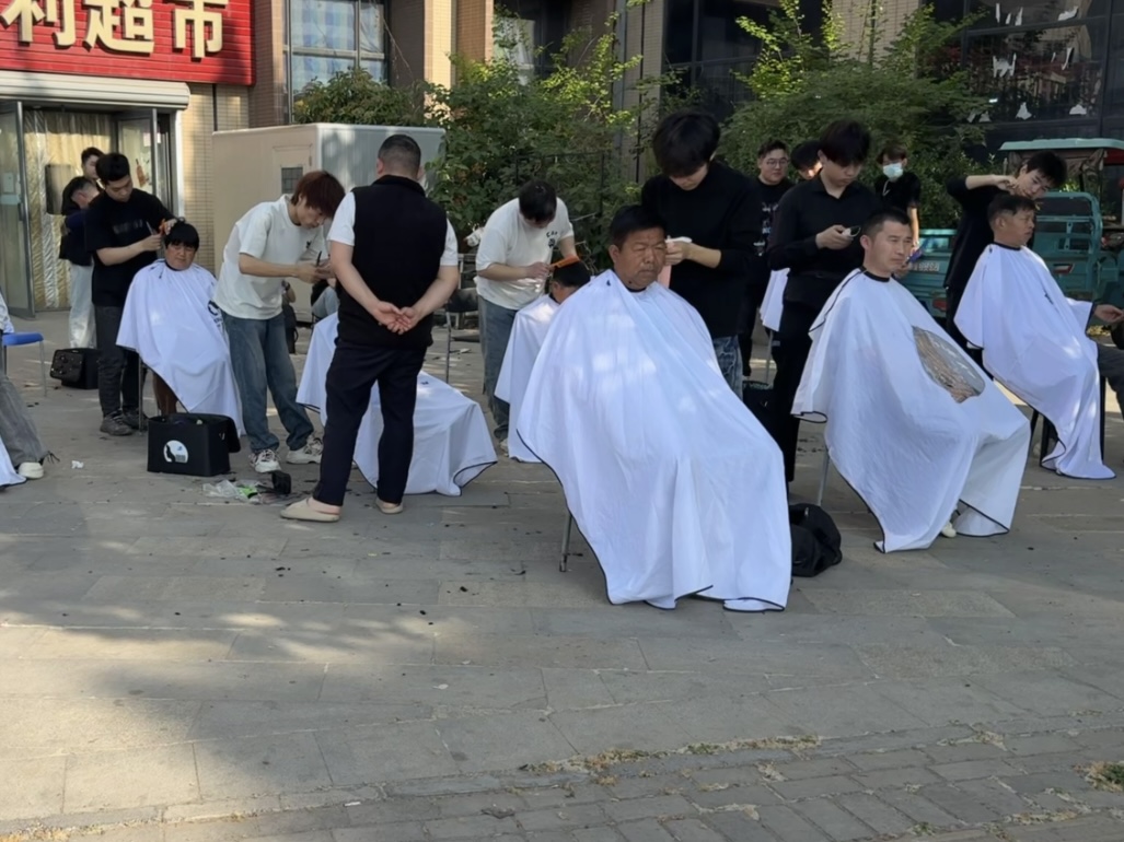 富康学校真人剪发实操现象