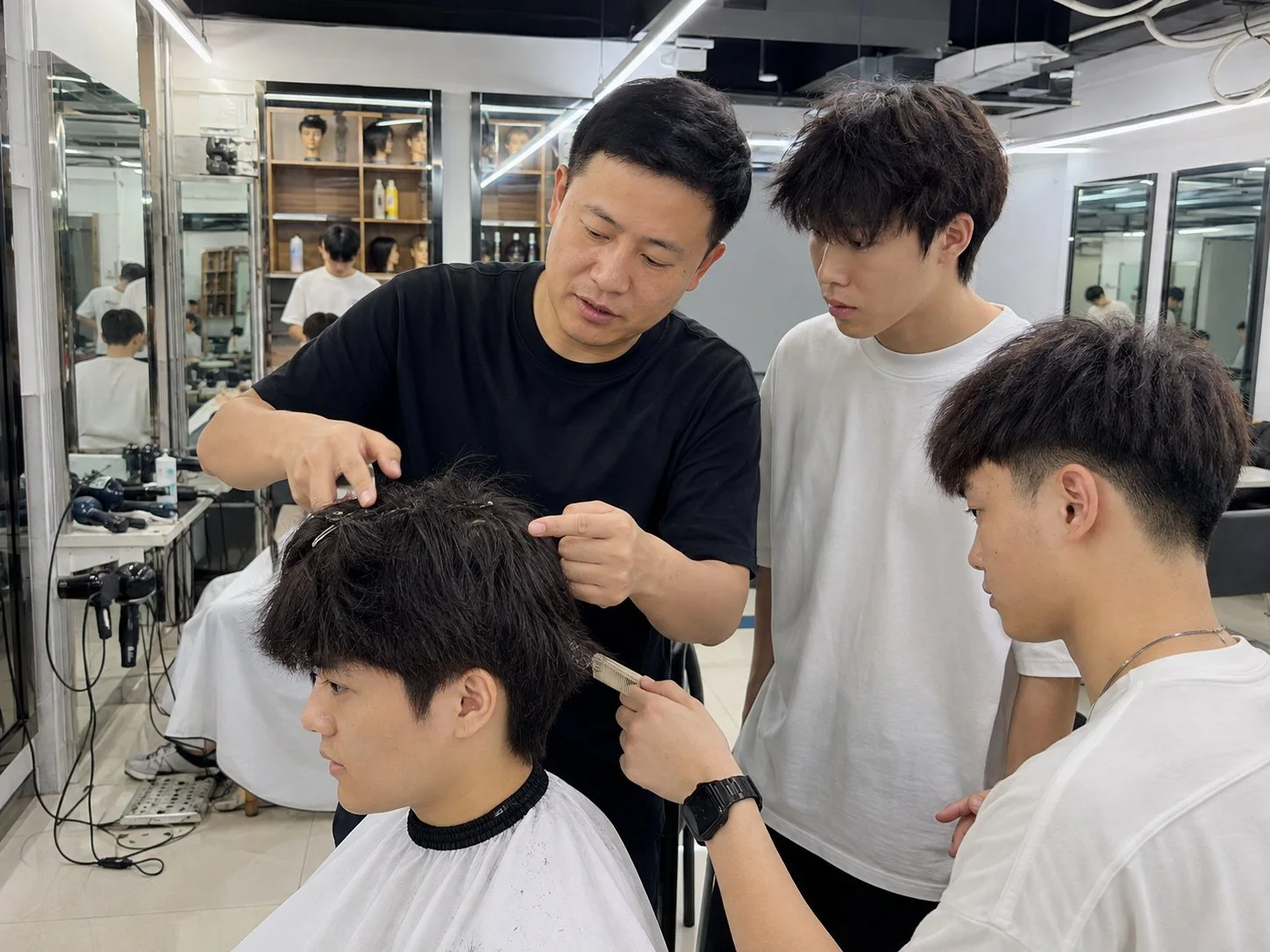 男士短发为什么越剪越炸？问题可能不在长度，而在重量和连接课堂图片