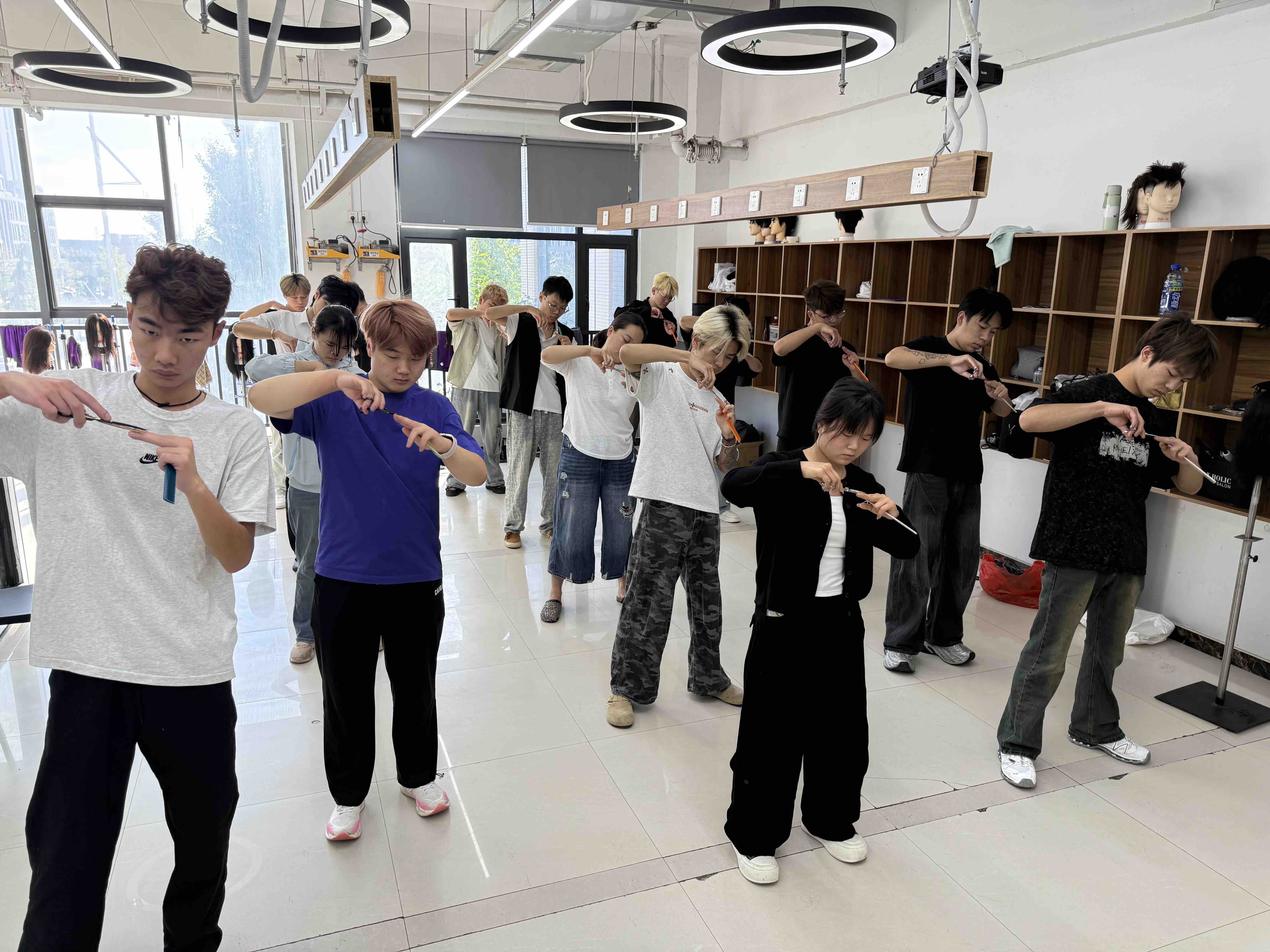 零基础美发学员练剪发基本功