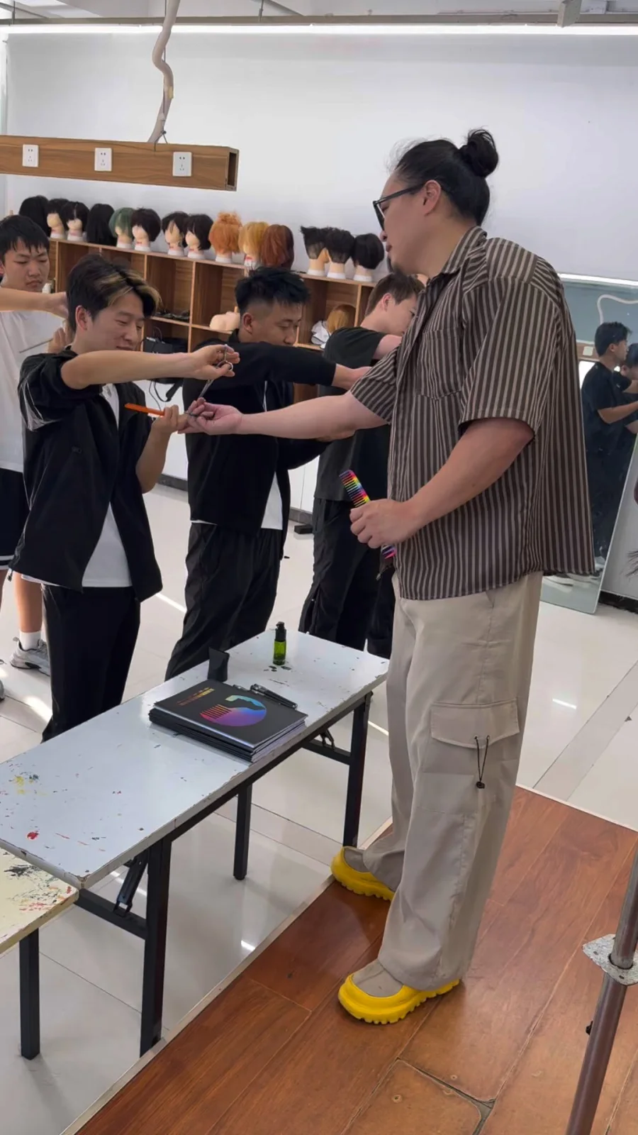 老师辅导学员基本功动作