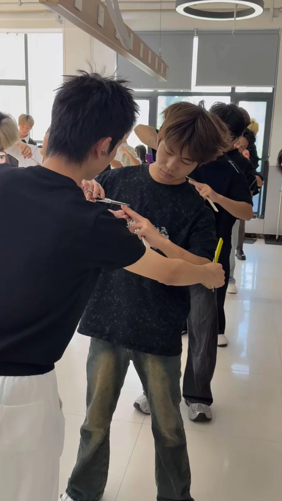 老师纠正学员剪发动作