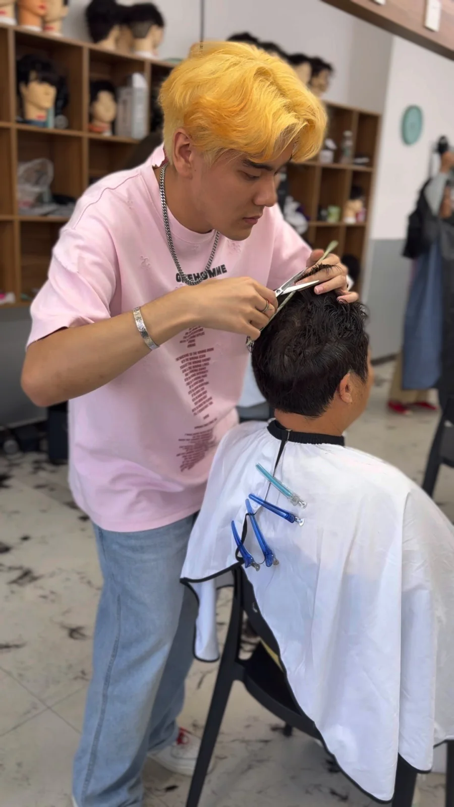 美发学员剪发实践