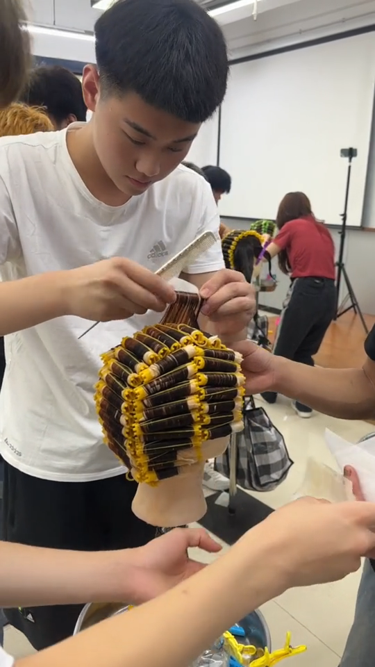 富康烫染班标准杠比赛