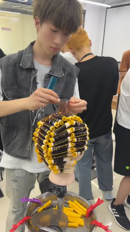 富康烫染班标准杠比赛