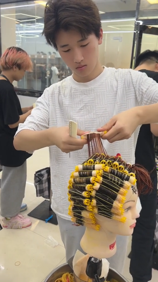 富康烫染班标准杠比赛