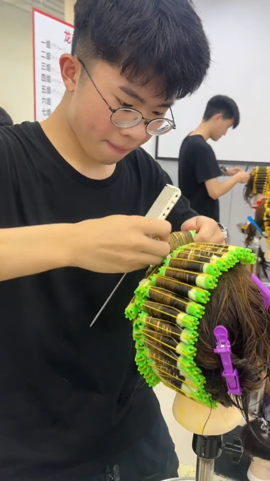 富康烫染班标准杠比赛