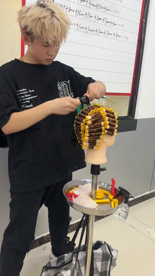 富康烫染班标准杠比赛