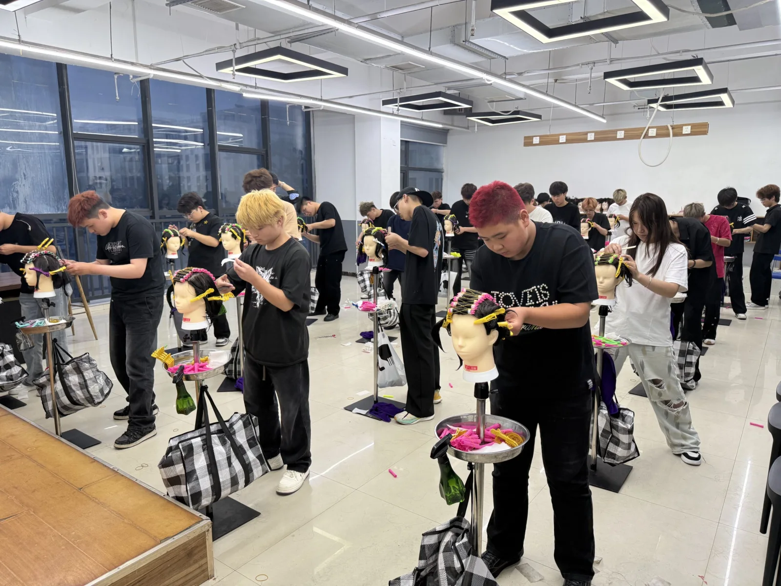 郑州富康美发学校怎么样？从课程、实操和学习方式说清楚课堂图片
