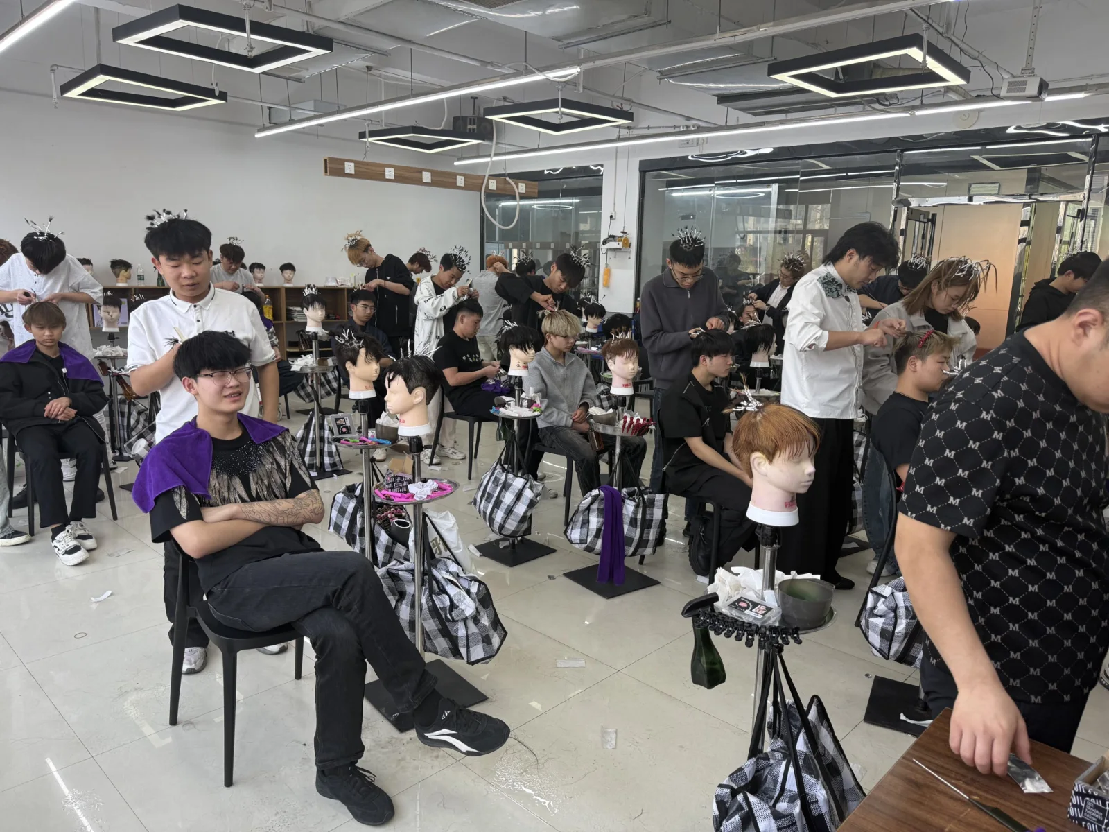 郑州富康美发学校怎么样？从课程、实操和学习方式说清楚课堂图片
