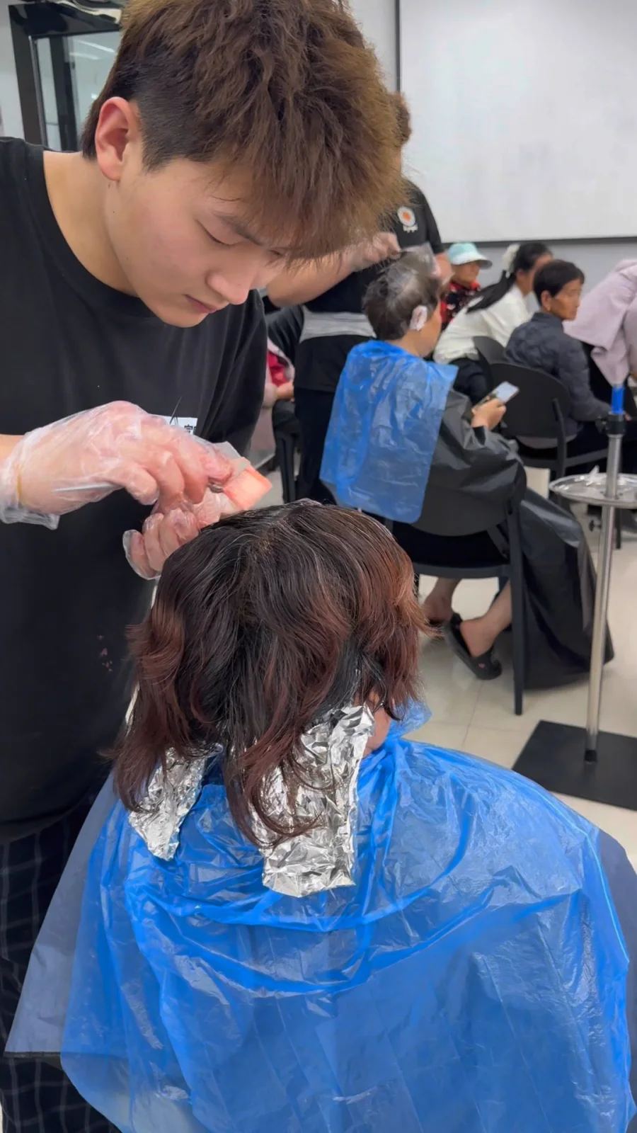 学员第一次真人染发 老师主要纠正哪些问题课堂图片5