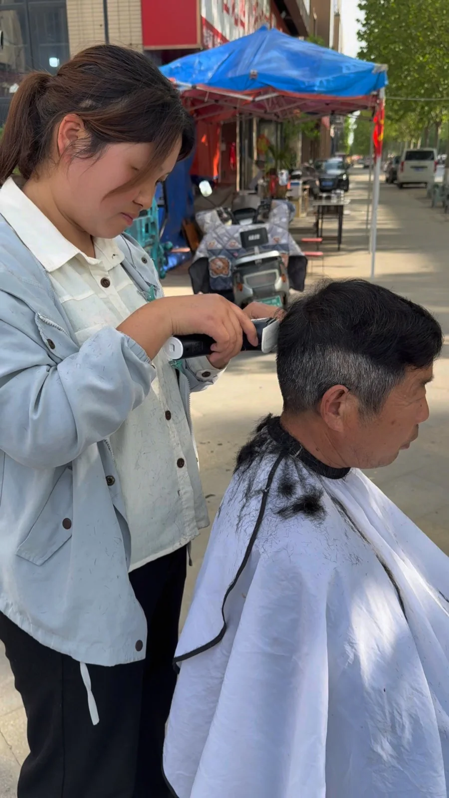 学员剪发实操现场
