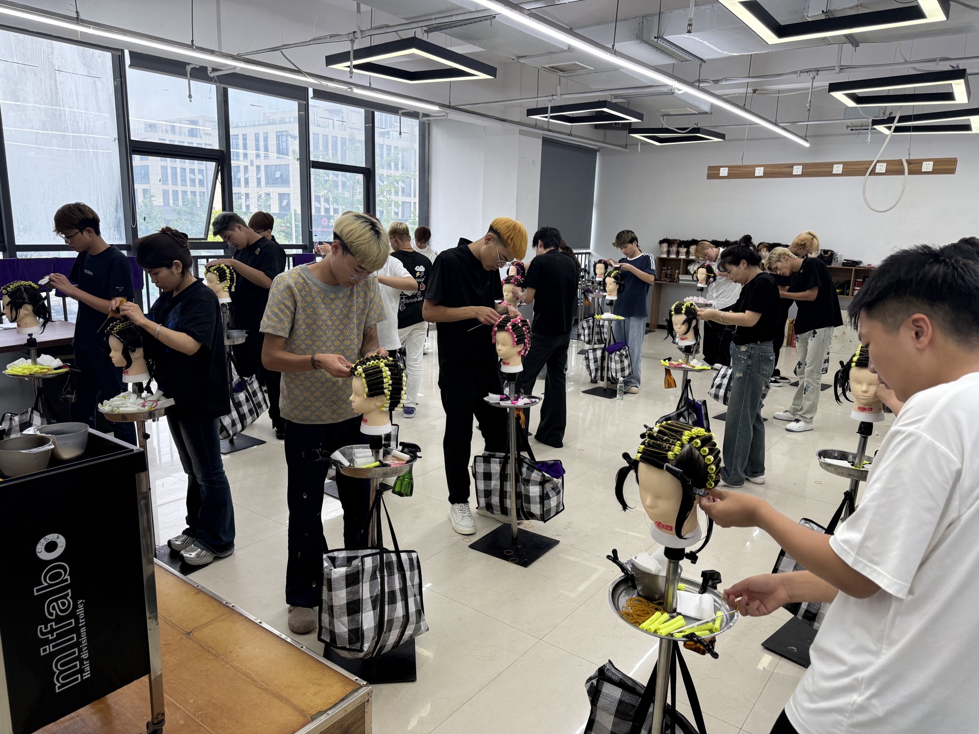 头模上剪得挺顺 为什么一到真人就容易乱｜学剪发从头模到真人的关键差别课堂图片