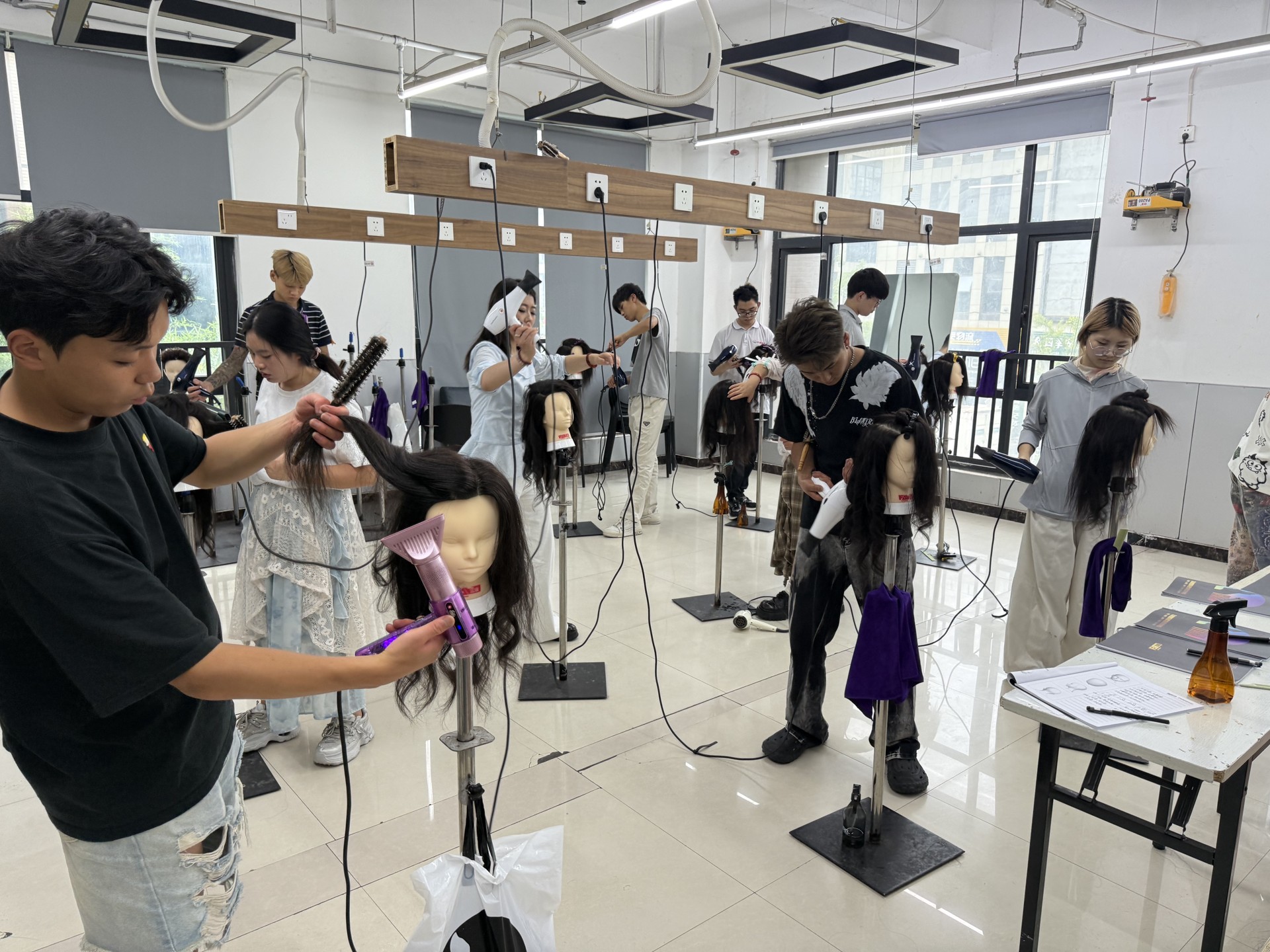 头模上剪得挺顺 为什么一到真人就容易乱｜学剪发从头模到真人的关键差别