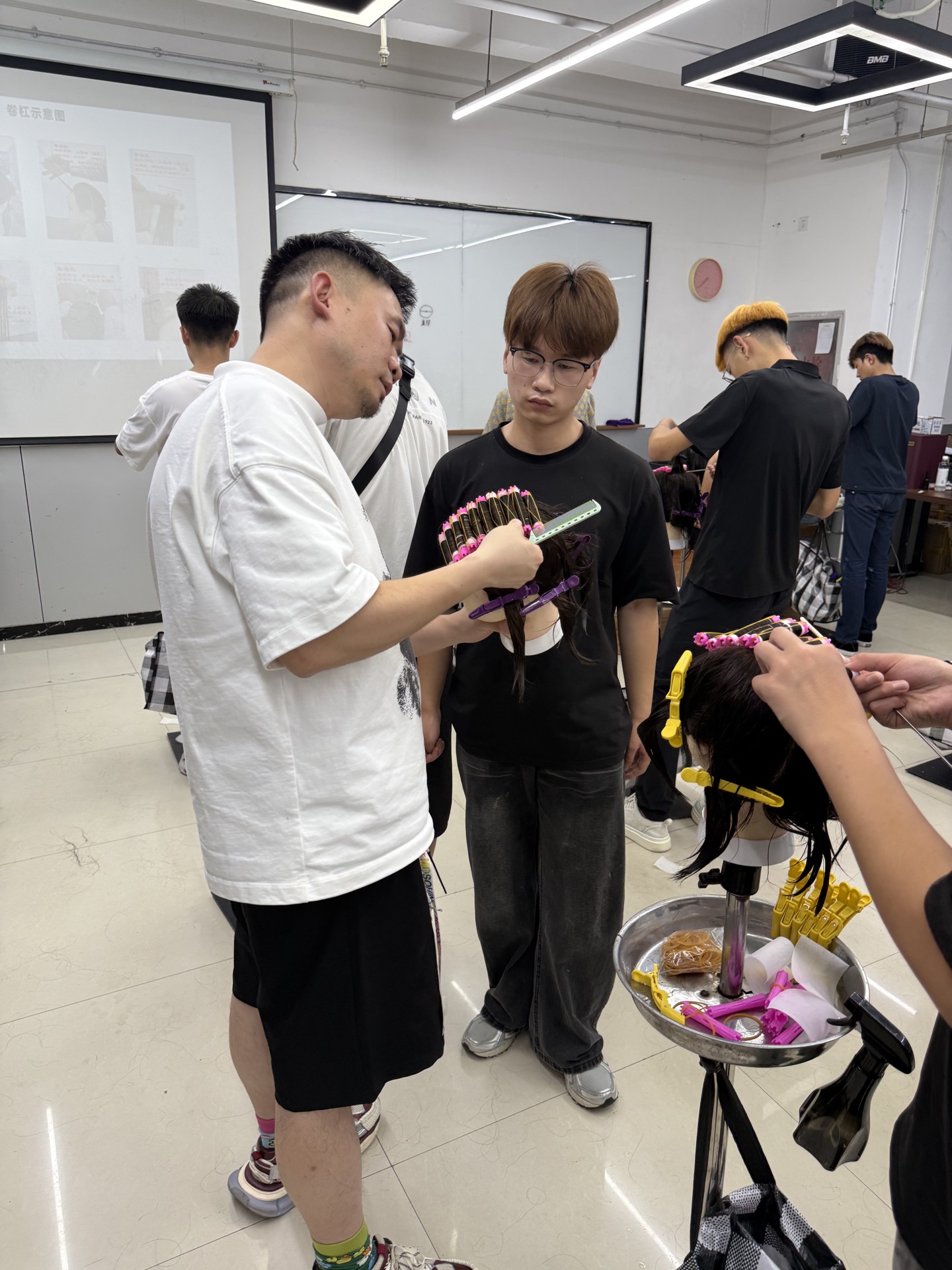 纠正学员练标准杠